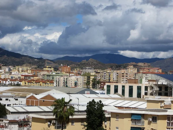Güney kıyısındaki İspanyol şehri, Akdeniz, bina, dükkan, restoran, manzara.