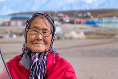 Pond Inlet, Baffin Adası, Kanada - 23 Ağustos 2019: Eskimo portresi - Kanada 'nın Baffin Adası, Pond Körfezi' nde açık havada son sınıf öğrencisi bir kadın.