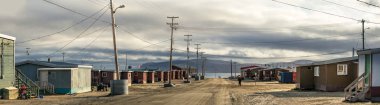 Clyde River, Baffin Adası, Kanada - 20 Ağustos 2019: Clyde River, Nunavut, Kanada 'daki panoramik konut manzarası.