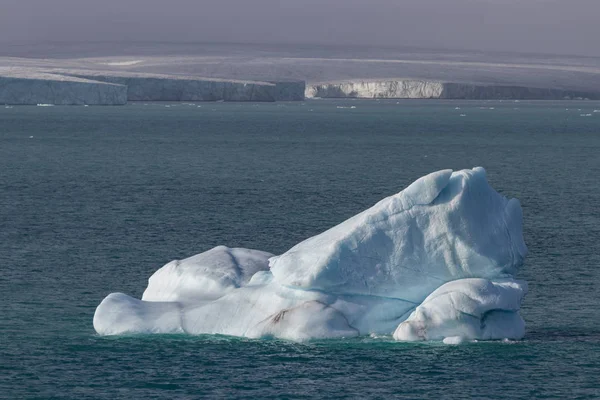 Iceberg漂浮在加拿大北部努纳武特的Philpots Island Queen Harbour Devon Island — 图库照片