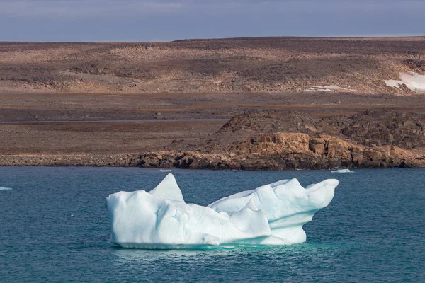 Góra Lodowa Pływająca Philpots Island Devon Island Nunavut Północna Kanada — Zdjęcie stockowe