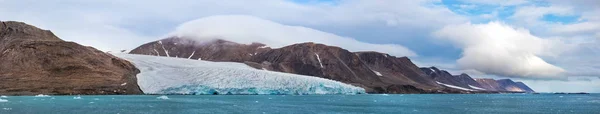 北カナダヌナヴート州デヴォン島フィッツロイ フィヨルドの氷河のパノラマ — ストック写真