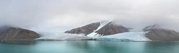 Panorama Van Een Gletsjer Bergen Ellesmere Island Onderdeel Van Qikiqtaaluk — Stockfoto