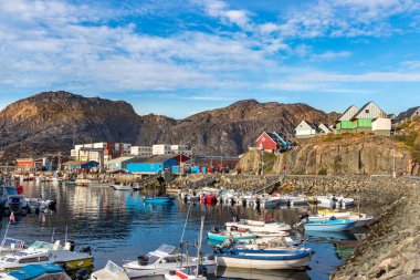 Sisimiut limanı ve limanı, Grönland.