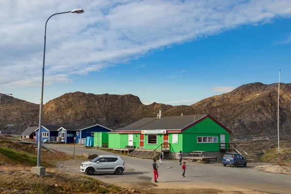 Местная пекарня и дома в Sisimiut, Гренландия . — стоковое фото