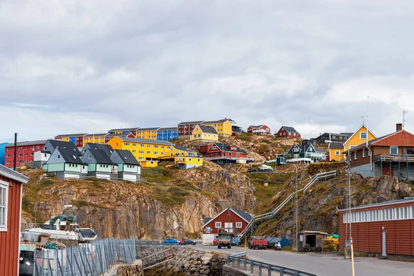 Edificio colorato e case a Umiarsualivimmu St. a Sisimiut, Groenlandia — Foto Stock