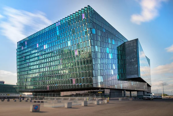 El Harpa sala de conciertos y centro de conferencias, situado en el centro de Reykjavik, Islandia . — Foto de Stock