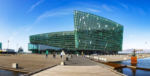 El Harpa sala de conciertos y centro de conferencias, situado en el centro de Reykjavik, Islandia . — Foto de Stock