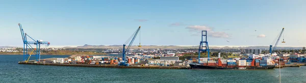 Vista panorámica del puerto comercial de Reikiavik, Islandia . — Foto de Stock