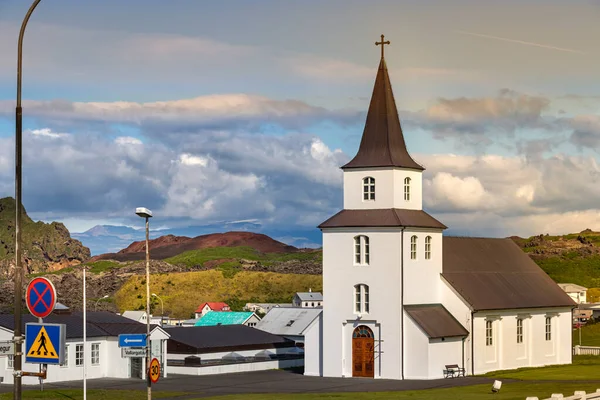 Landakirkja - kościół Landy w Vestmannaeyjar, Heimaey, Wyspa Westman, Islandia — Zdjęcie stockowe