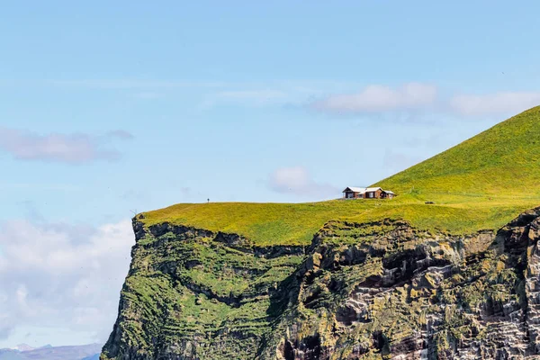 Ένας ξενώνας στην κορυφή ενός γκρεμού το νησί Bjarnarey επόμενο Heimaey, Ισλανδία — Φωτογραφία Αρχείου