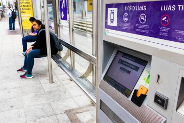 Dublin, İrlanda 'daki bir istasyonda bulunan Luas tramvay bileti makinesi.