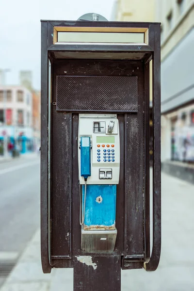 Dublin, İrlanda 'da eski bir umumi telefon. — Stok fotoğraf