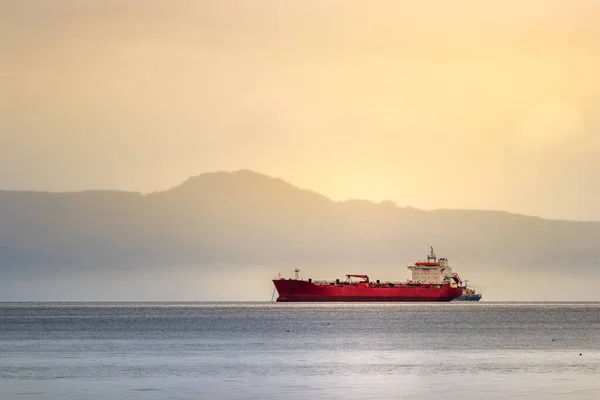 Un buque cisterna rojo navegando en alta mar en el mar de Bering al atardecer — Foto de Stock