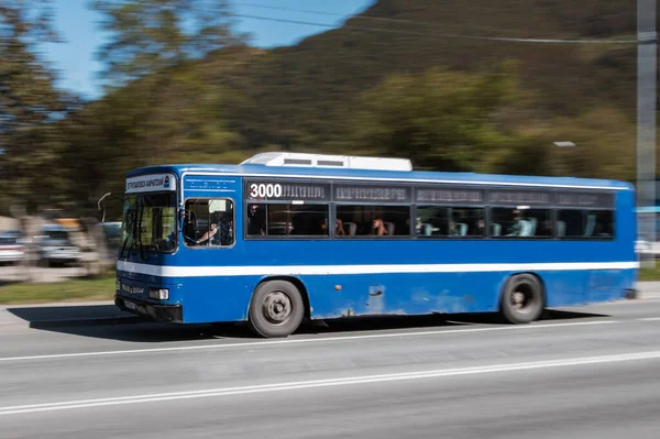 Un autobús azul de transporte público que funciona en Petropavlovsk-Kamchatsky, Rusia . — Foto de Stock