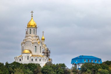 Petropavlovk Ulitsa Leningradskaya sokak yanında yapım aşamasında Deniz Katedrali Görünümü, Kamçatka Rusya.