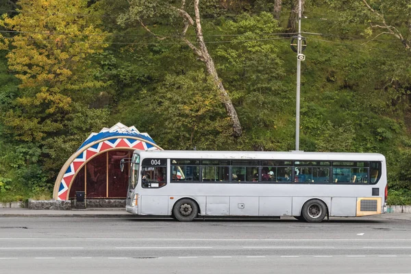 Un bus des transports en commun s'est arrêté sur un arrêt de bus à Petropavlovsk-Kamchatsky, Russie . — Photo