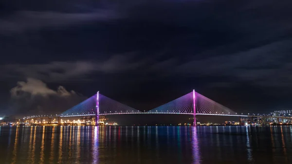 Vista noturna da Ponte do Porto de Busan conectando os distritos de Yeongdo e Nam em Busan, Coreia do Sul . — Fotografia de Stock