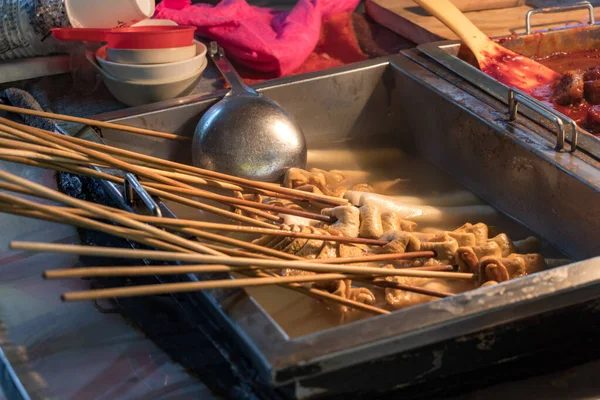 Korean fish cakes on wooden sticks at a street foodn market in Busan, Korea — Stock Photo, Image