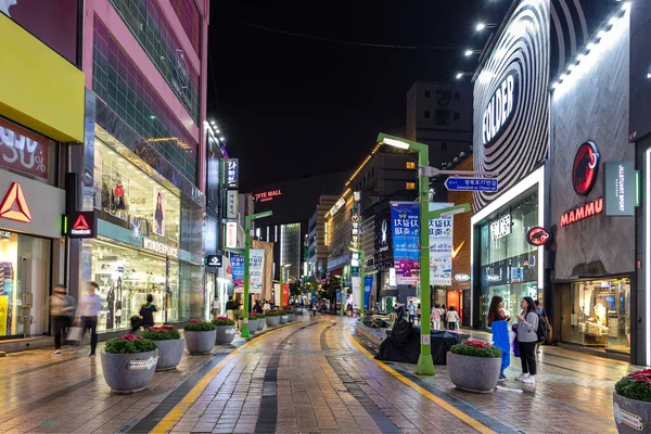 韩国釜山市中心的商业街Gwangbokro — 图库照片