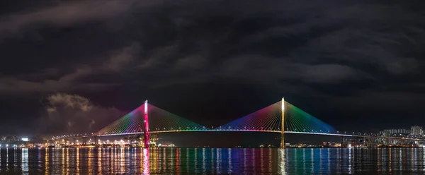 Busan Liman Köprüsü 'nün Busan, Güney Kore' deki Yeongdo ve Nam bölgelerini birbirine bağlayan gece görüşü.. — Stok fotoğraf