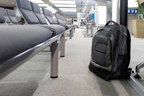 Zaino cabina incustodito abbandonato al piano in aeroporto . — Foto Stock