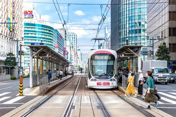 Eléctrico eléctrico japonês parado na estação de eléctrico Kamiyacho-nishi em Hiroshima . — Fotografia de Stock