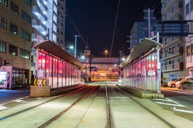 Ujina-dori Bulvarı 'ndaki Ujinanicev Tramvayı geceleyin Japonya' nın Hiroşima şehrinde..
