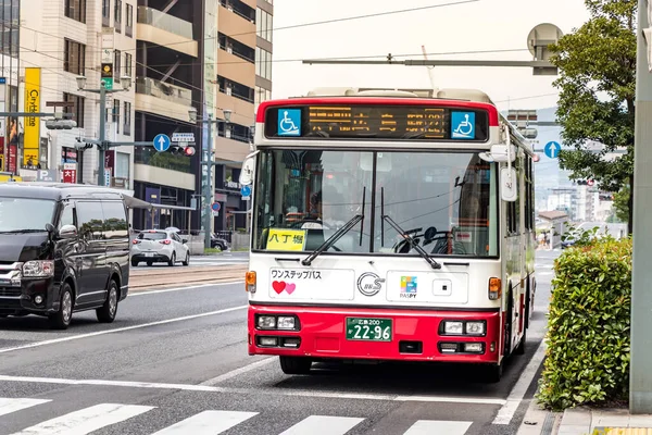 일본 의대중 버스는 일본 히로시마에 있는 횡단 보도에서 정차하였다. — 스톡 사진