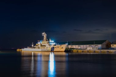 Japon Sahil Güvenlik gemisi Kunigami 'nin Otaru, Hokkaido, Japonya' ya yanaştığı gece görüşü.,