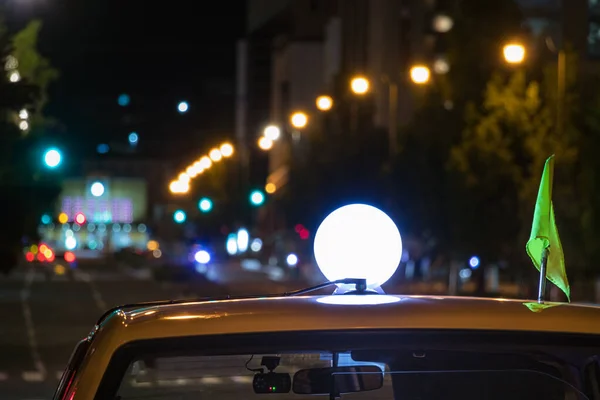 Japonská značka taxi na střeše v noci v Otaru, Japonsko — Stock fotografie