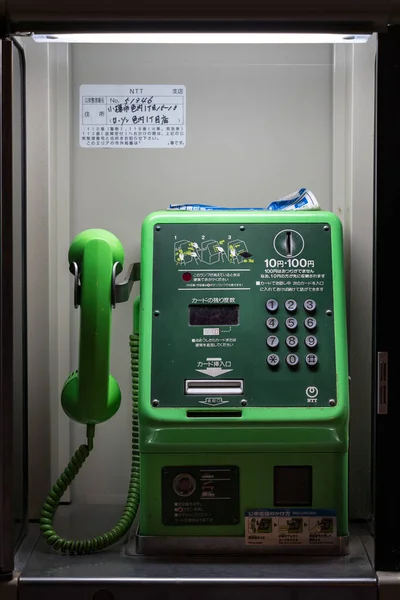 Japonya 'nın Otaru şehrinde geceleyin Japon yeşil ankesörlü telefonu.. — Stok fotoğraf