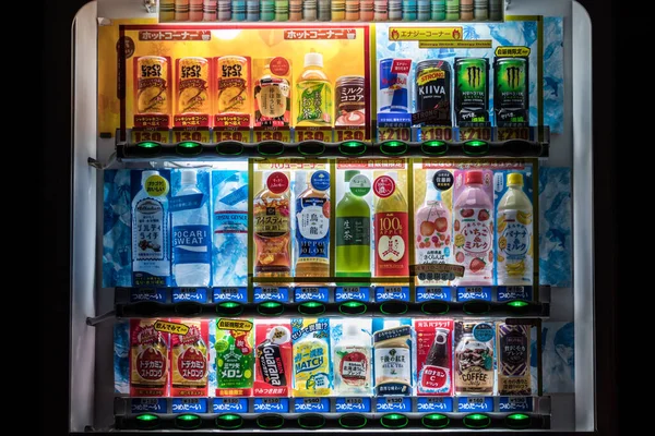 Kopi dingin Jepang dan minuman di dalam mesin penjual otomatis di jalan, Jepang . — Stok Foto