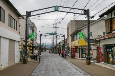 Japonya, Sakaiminato 'daki Mizuki Yolu' ndaki ticari mağazalar..