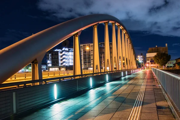 Uma ponte cruzando o mar Sai na rua Ishikawa à noite em Kanazawa, Japão — Fotografia de Stock