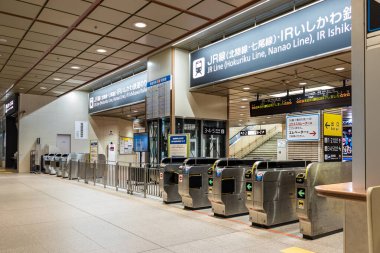 Japonya, Kanazawa tren istasyonunda arka arkaya otomatik tren turnikeleri..