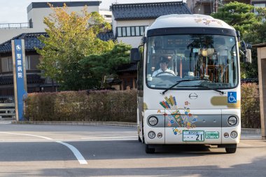 Japonya Kanazawa 'nın merkezinde şapkalı bir Japon halk otobüsü..