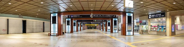 Panoramablick auf die fahrgasthalle des kanazawa-bahnhofs, japan. — Stockfoto