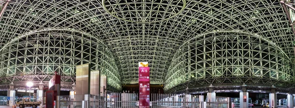 Panoramatický výhled na střechu Bubnové brány - Tsuzumi-mon na vlakovém nádraží Kanazawa, Japonsko. — Stock fotografie