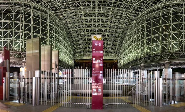 Detalj av taket Drum Gate - Tsuzumi-mon vid Kanazawa tågstation, Japan. — Stockfoto