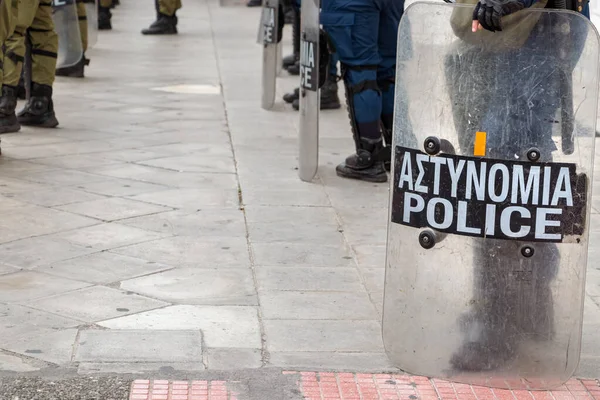 Greek Riot police - astynomia holding his shield in Syntagma square. — Stock Photo, Image