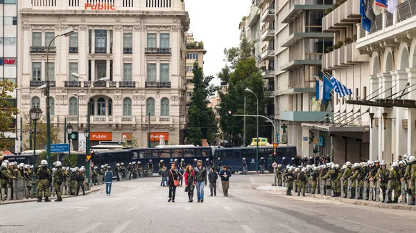 Members of the Greek Riot Police force, deployed next to Syntagma square to protect the Parliament. — Stock Photo, Image