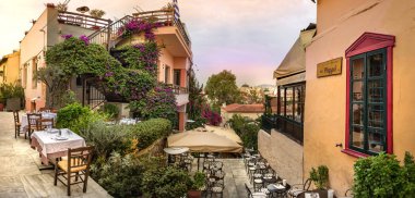 Atina, Yunanistan 'ın Plaka bölgesinde yer alan geleneksel bir Taverna' nın panoramik manzarası.