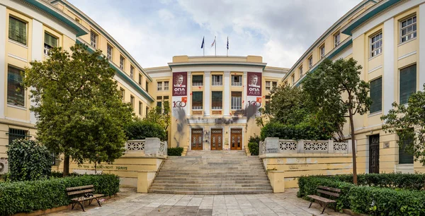 Fachada del edificio de la Universidad de Economía y Negocios de Atenas, Grecia . — Foto de Stock