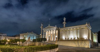 Atina Ulusal Akademisi 'nin panoramik manzarası - Akadimia Athinon geceleyin, Atina ve Yunanistan