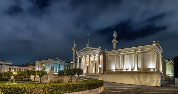 Vista panorámica de la Academia Nacional de Atenas - Akadimia Athinon por la noche, Atenas, Grecia — Foto de Stock
