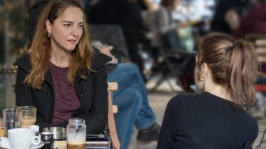 Bir kafede oturmuş kızıyla konuşan olgun bir annenin portresi..
