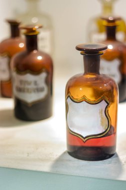 Büyük kehribar eczane şişeleri, kapatın.