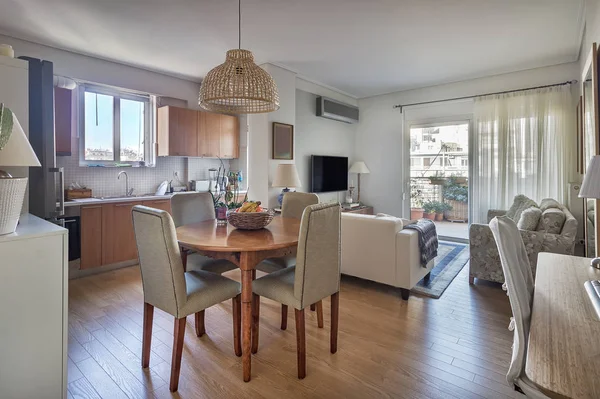 Conceito aberto de uma cozinha, jantar mesa de madeira e sala de estar . — Fotografia de Stock