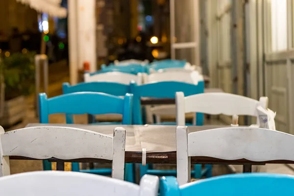 Chaises et table en bois à l'extérieur dans la rue d'une taverne grecque — Photo